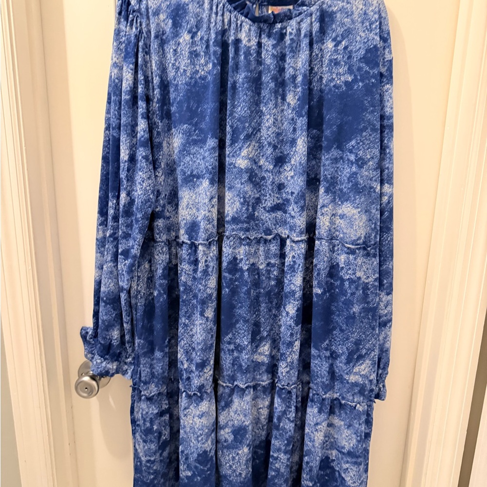 LuLaRoe “Annabelle” Blue and White Textured Top